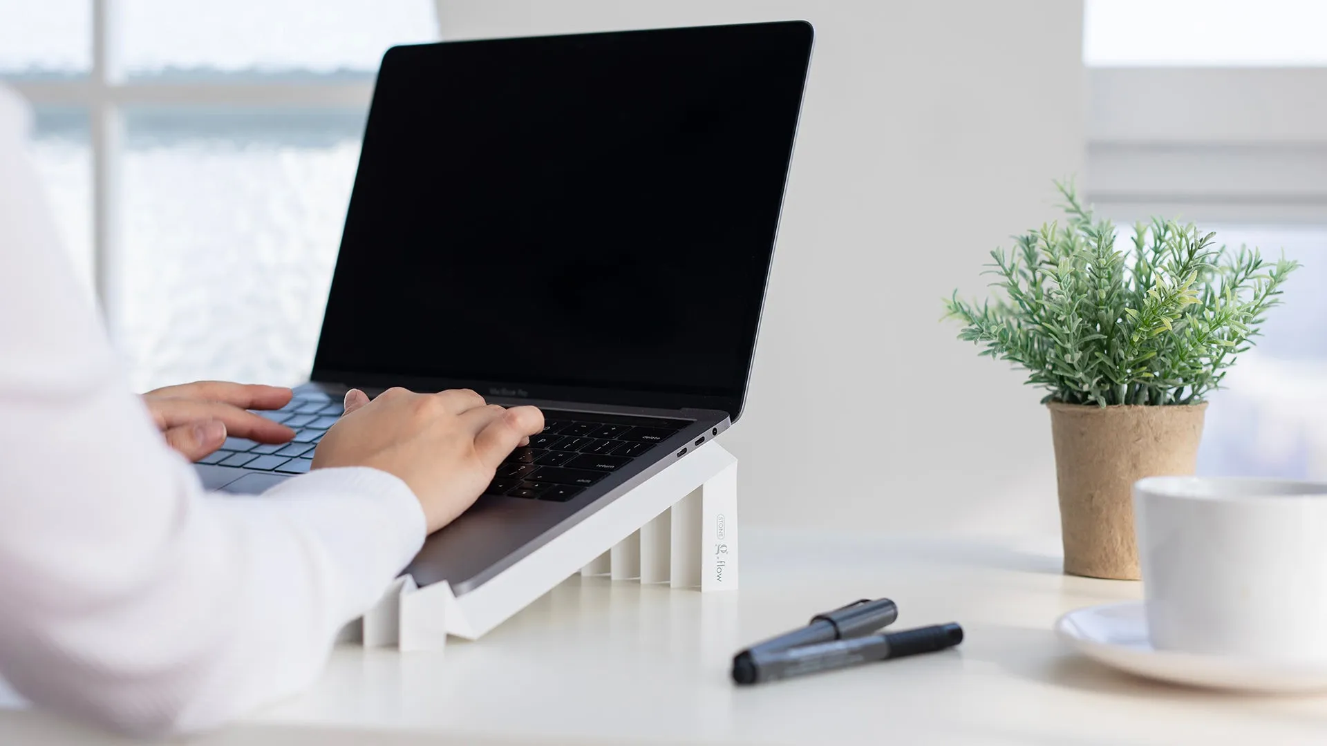 90g Laptop Stand made from Recycled Stone Paper "g.flow Stone"- Light Grey