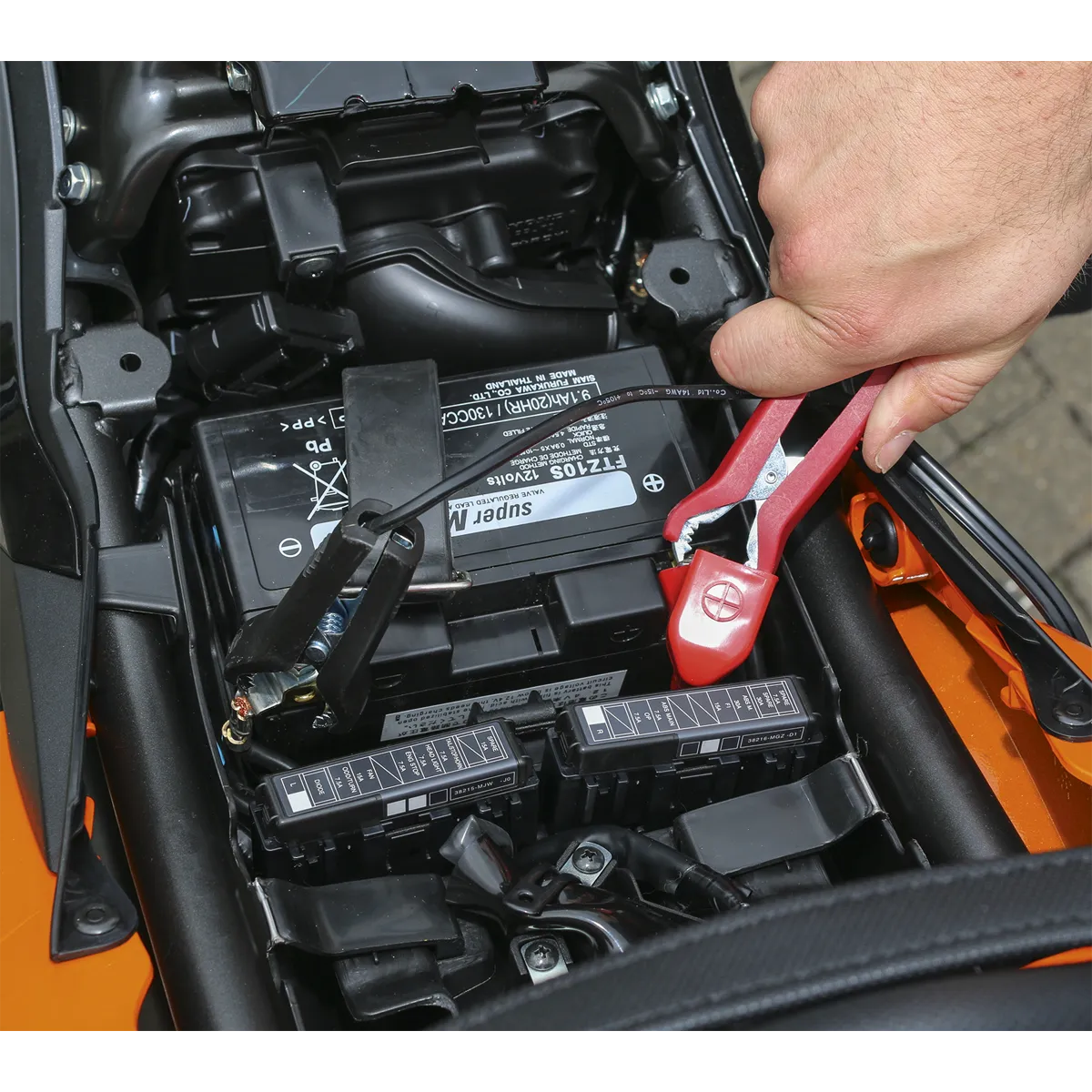 Schumacher¨ Intelligent Speed Charge Battery Charger 6A 12V