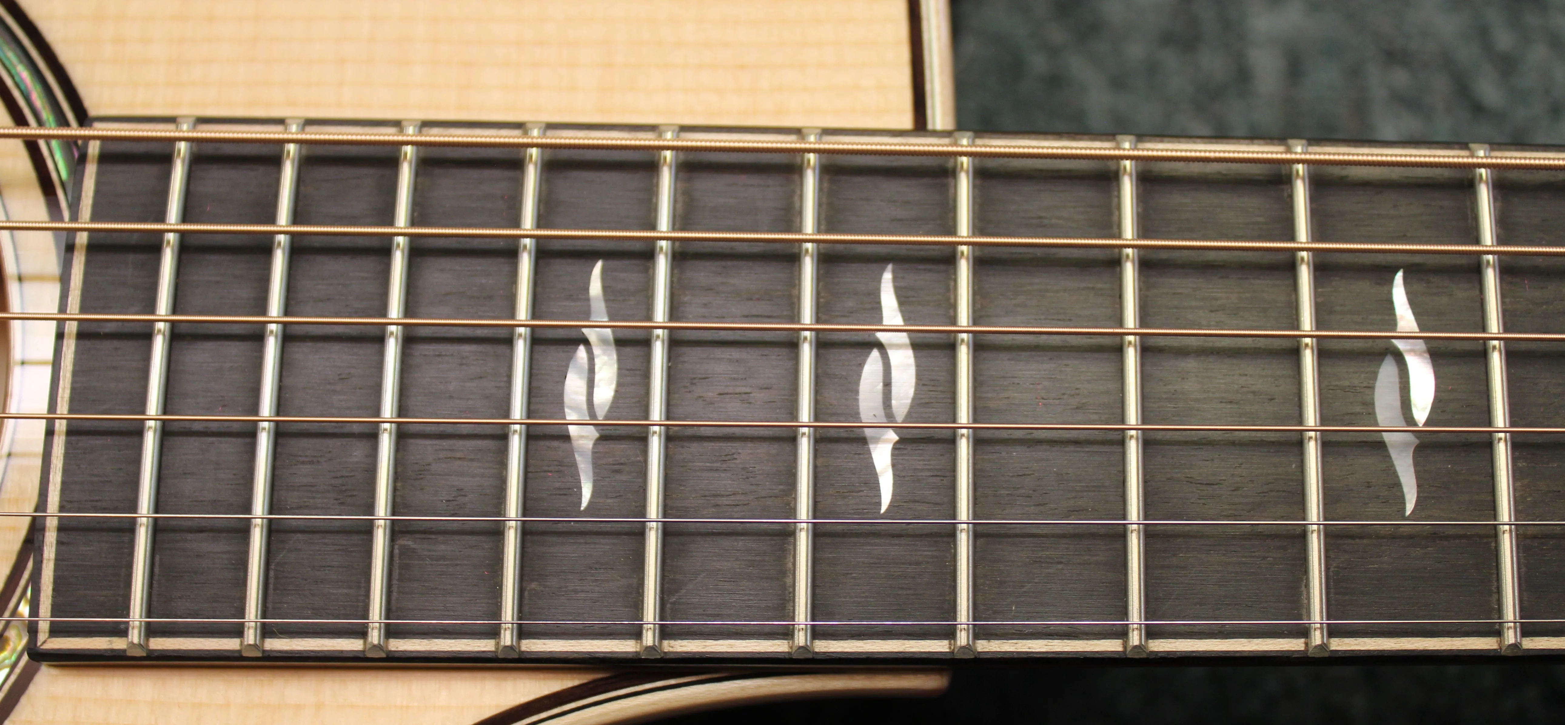 Taylor 812ce V-Class Grand Concert Spruce Rosewood Acoustic-Electric Guitar Natural w/Case